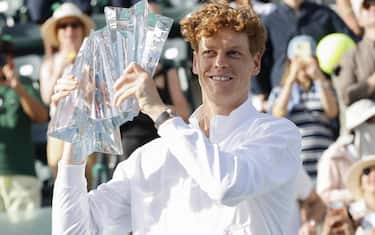 epa12823749 Jannik Sinner of Italy holds up his trophy after defeating Daniil Medvedev of Russia during the men s singles finals match on day 12 of the BNP Paribas Open tennis tournament in Indian Wells, California, USA, 15 March 2026.  EPA/JOHN G. MABANGLO