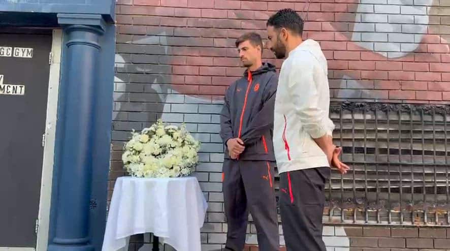 Milan, corona di fiori sotto il murale di Baresi a Perth