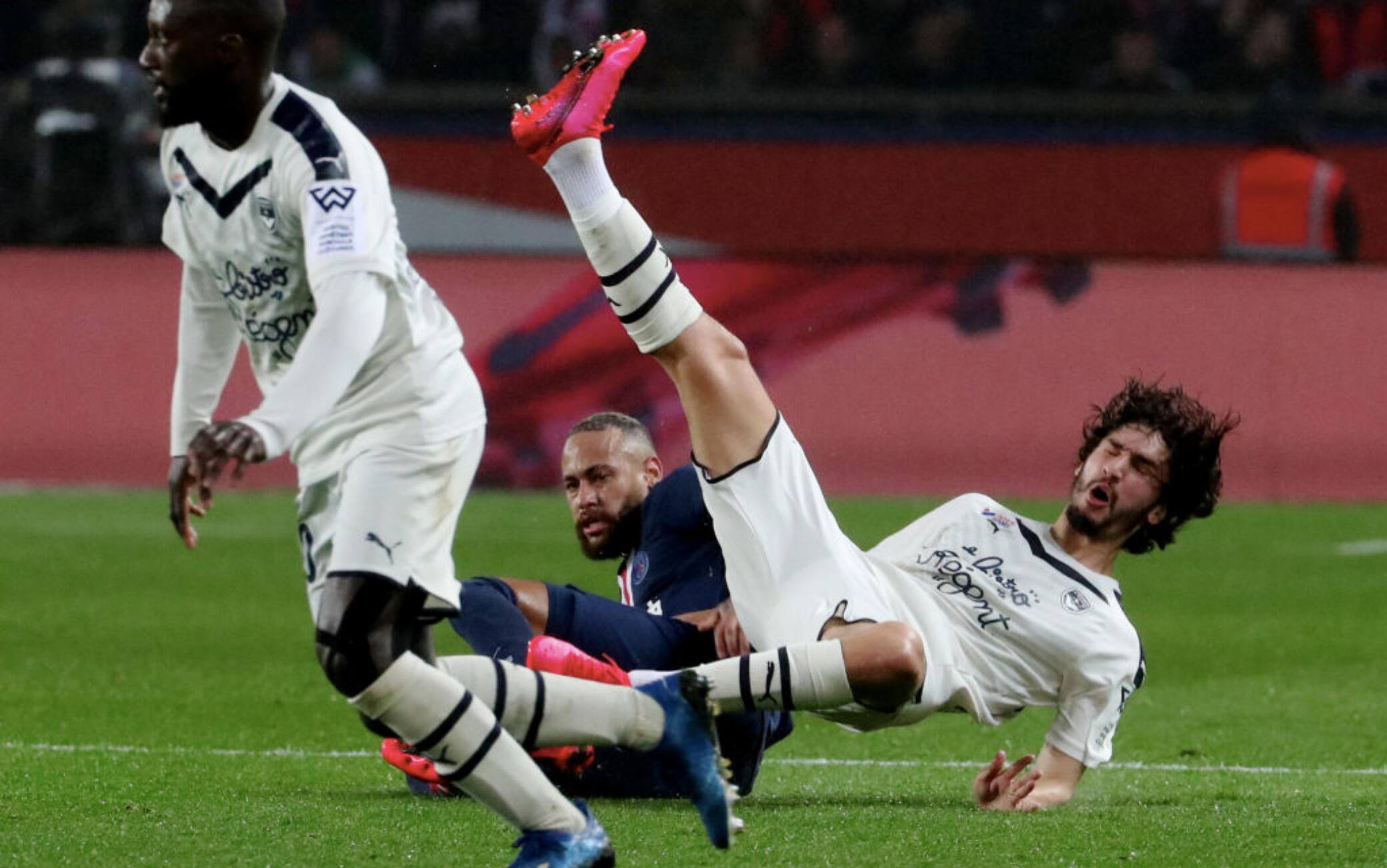 Neymar, fallo di reazione che costa il rosso