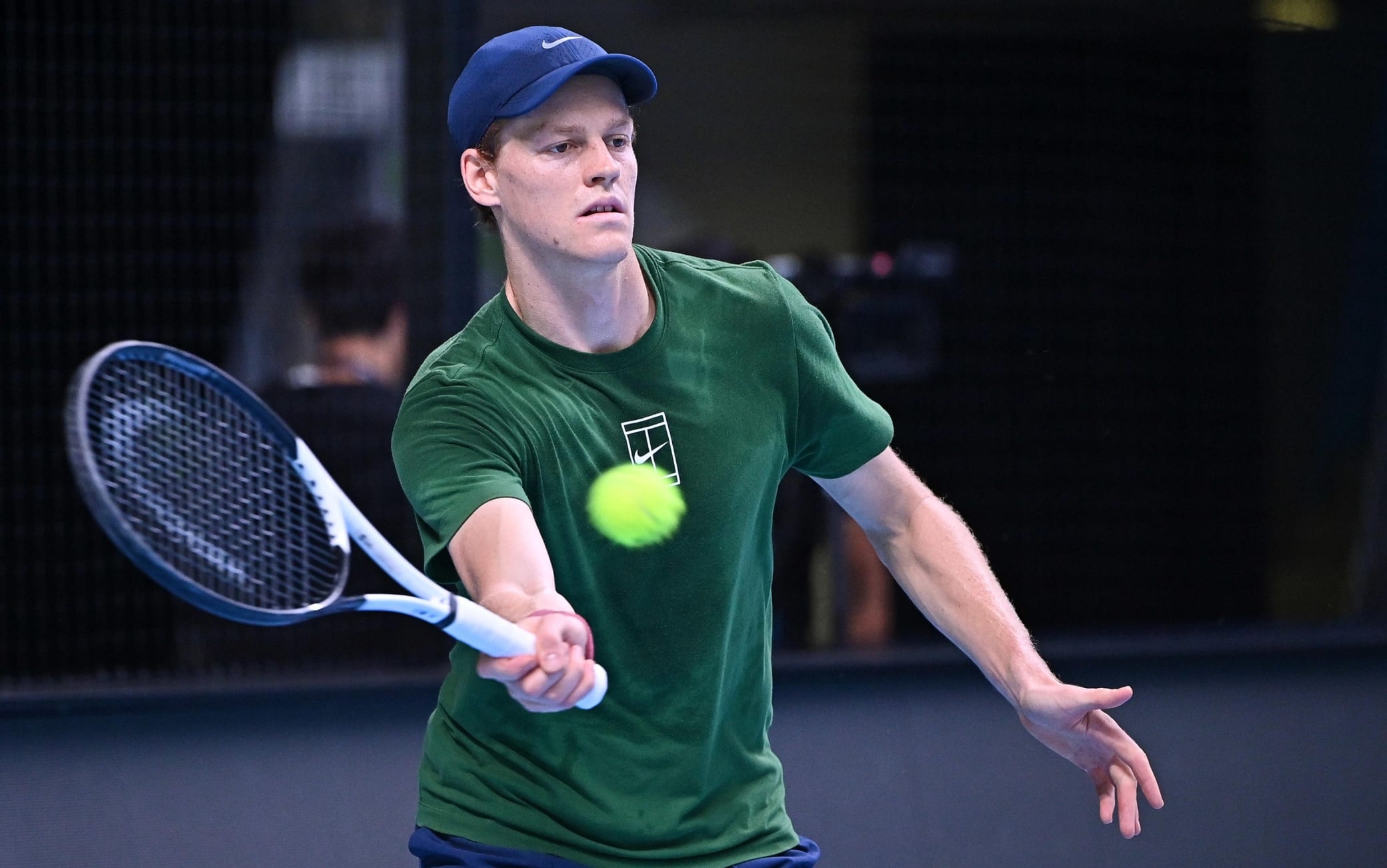 Jannik Sinner torna ad allenarsi in campo con la racchetta al 'Piatti Tennis Center'