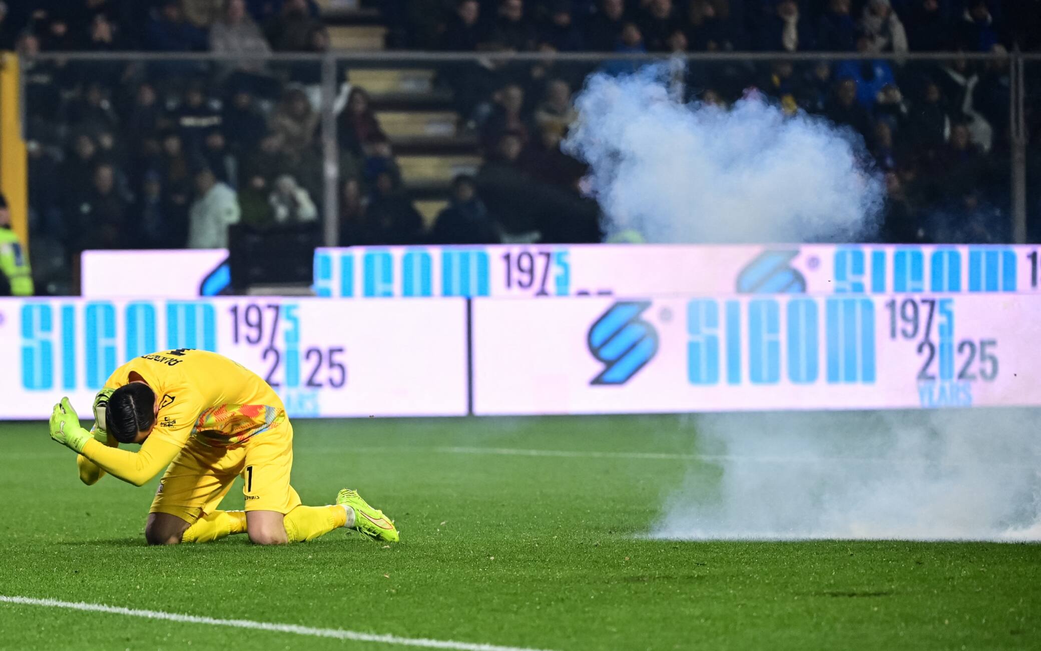 Audero colpito da un petardo durante Cremonese-Inter: la ricostruzione