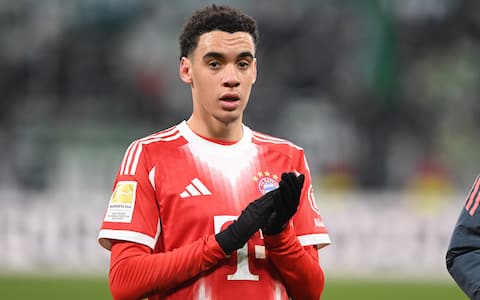 Schlussjubel, jubelnd, Jubel, Begeisterung, Freude, Emotion Jamal MUSIALA (M)Fussball 1. Bundesliga Saison 2025/2026, 22.Spieltag, Spieltag22, matchday22, SV Werder Bremen (HB) - FC Bayern Muenchen (M)  0-3am 14.02.2026 im Weserstadion Bremen / Deutschland. DFL  regulations prohibit any use of photographs as image sequences and/or quasi-videoÂ©Sven Simon Fotoagentur GmbH & Co. Pressefoto KG # Prinzess-Luise-Str. 41 # 45479 M u e l h e i m /  R u h r # Tel. 0208/9413250 # Fax. 0208/9413260 # GLS Bank # BLZ 430 609 67 # Kto. 4030 025 100 # IBAN DE75 4306 0967 4030 0251 00 # BIC GENODEM1GLS # www.svensimon.ne