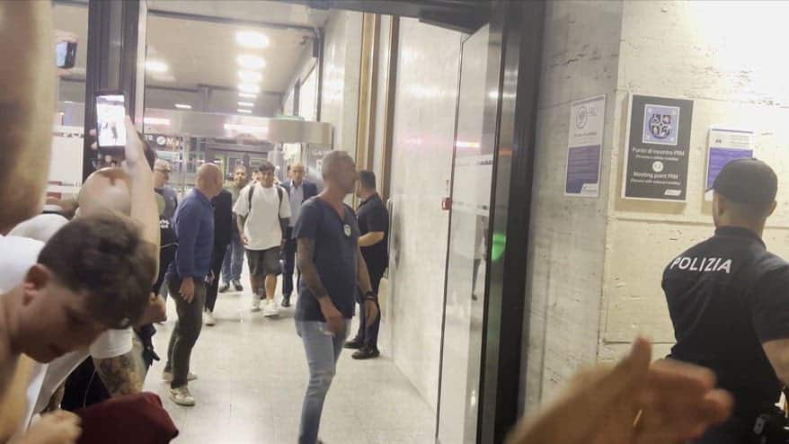 Roma, Castro accolto dai tifosi all'arrivo in città
