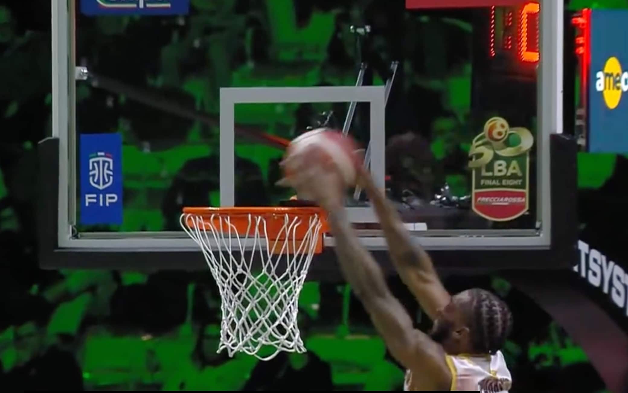 Jordan Parks vola sopra Tortona: super schiacciata in Coppa Italia. VIDEO