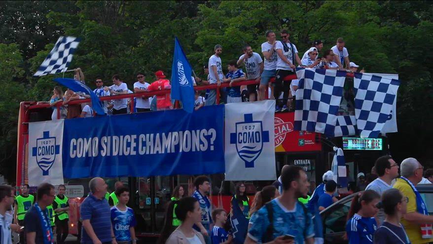 Como, è festa per la Champions con il pullman scoperto