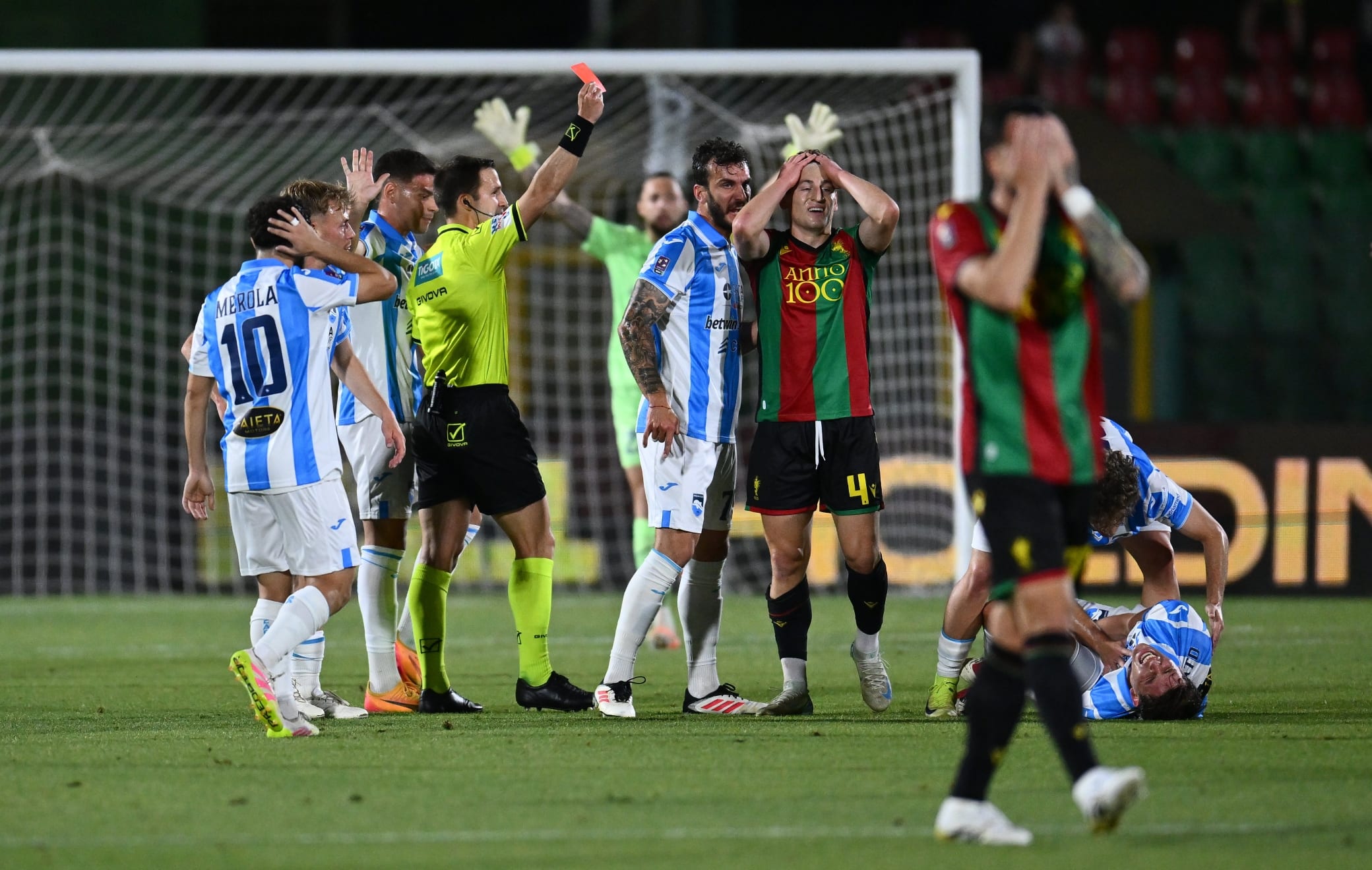 Referee Andrea Zanotti send off Andrea Vallocchia of Ternana Calcio he Serie C NOW Playoffs Match between Pescara Calcio and L.R. Vicenza at Stadio Libero Liberati, on June 2, 2025 in Terni, Italy.
