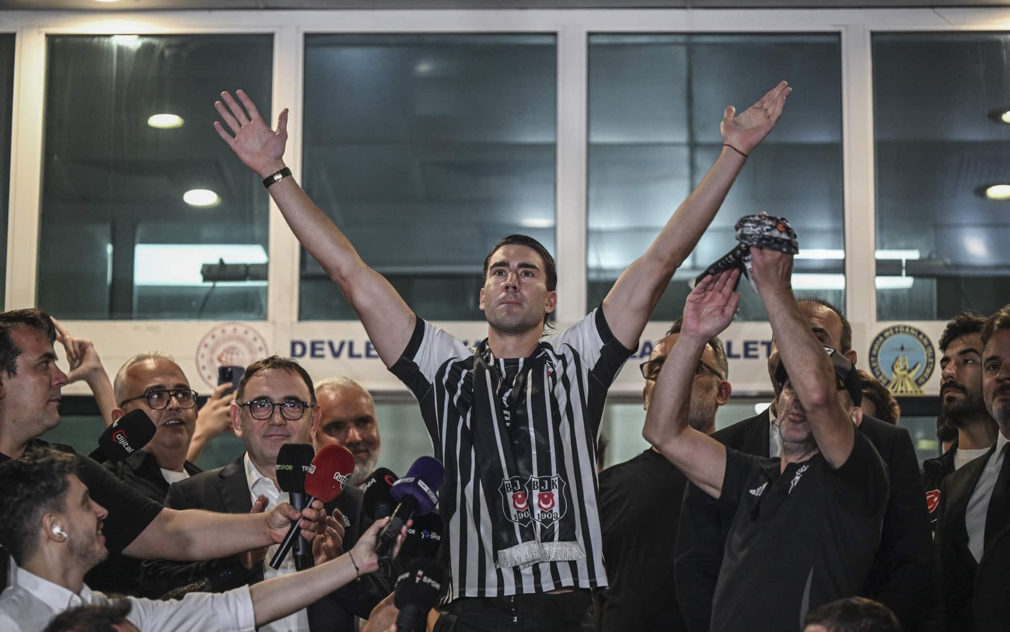 Vlahovic al Besiktas, l'accoglienza dei tifosi all'arrivo in aeroporto. Video