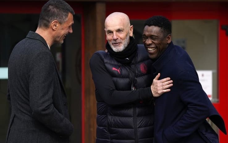 Seedorf assiste all'allenamento del Milan (ph - acmilan.com)