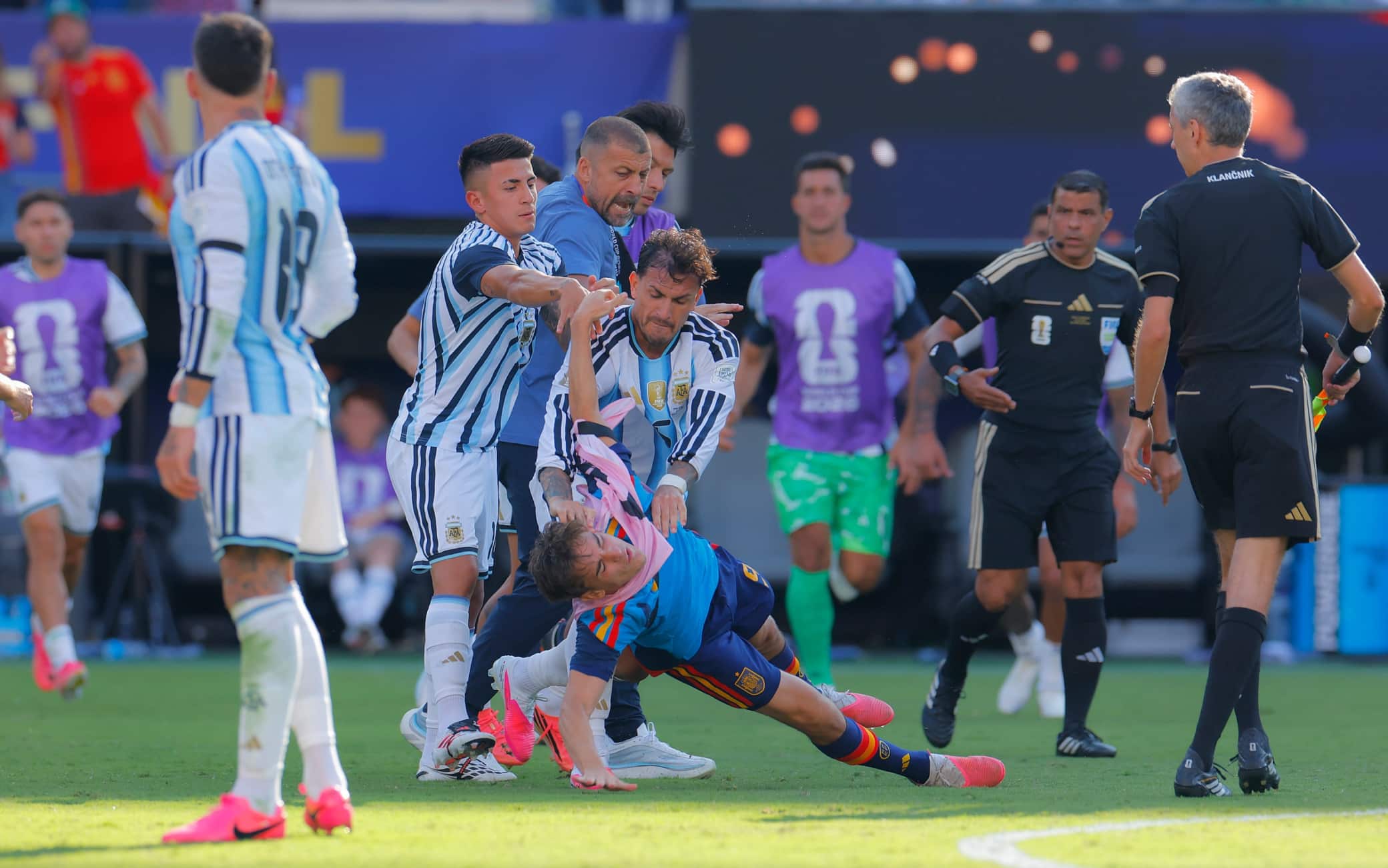 Spagna-Argentina, Paredes espulso a fine partita per la rissa con Gavi ed Eric Garcia FOTO