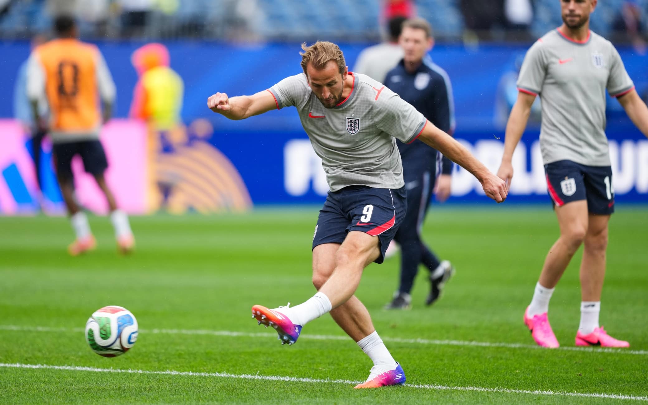 Riscaldamento finito, qui un Harry Kane che sta già prendendo la mira…