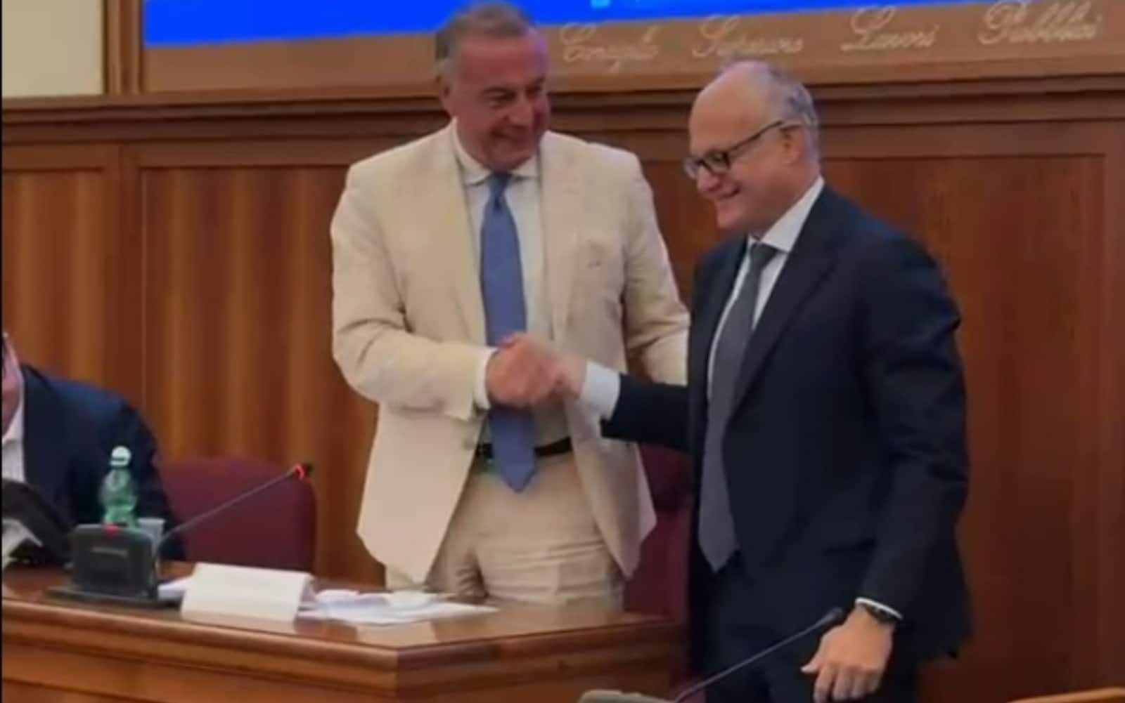 La stretta di mano fra il sindaco di Roma Roberto Gualtieri e Massimo Sessa, commissario straordinario del Governo per gli stadi di Euro 2032 La stretta di mano fra il sindaco di Roma Roberto Gualtieri e Massimo Sessa, commissario straordinario del Governo per gli stadi di Euro 2032