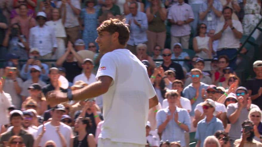 Cobolli, esultanza 'mondiale' alla CR7 a Wimbledon