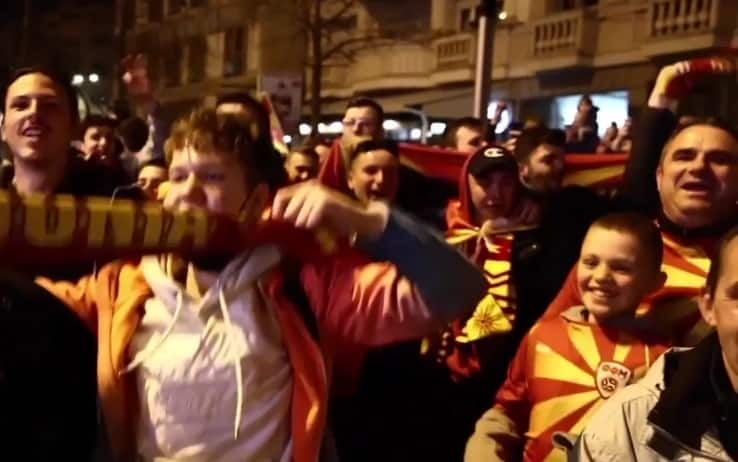 I tifosi della Macedonia del Nord in piazza a Skopje al rientro della Nazionale