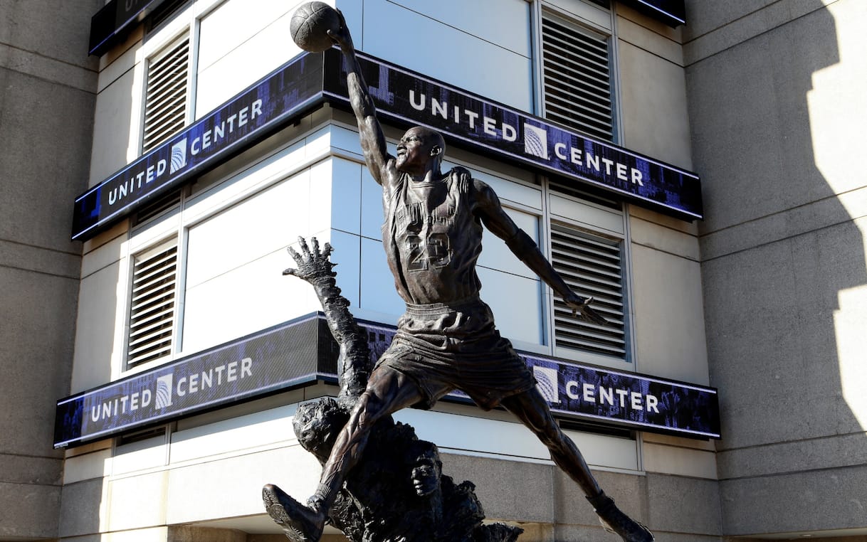 I miti immortali dell'NBA: le statue più celebri dedicate alle leggende del basket
