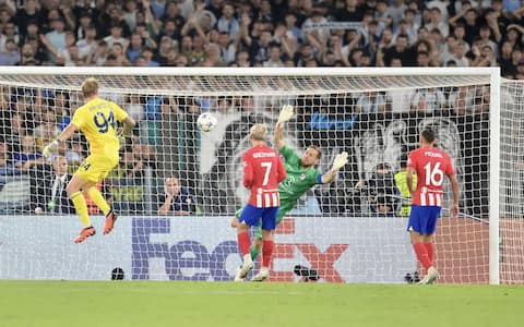 Lazio's goalkeeper Ivan Provedel celebrates after scoring 1-1 goal during the UEFA Champions League Group E soccer match between SS Lazio and Atletico Madrid at the Olimpico stadium in Rome, Italy, 19 September 2023.ANSA/EMILIANO GRILLOTTI