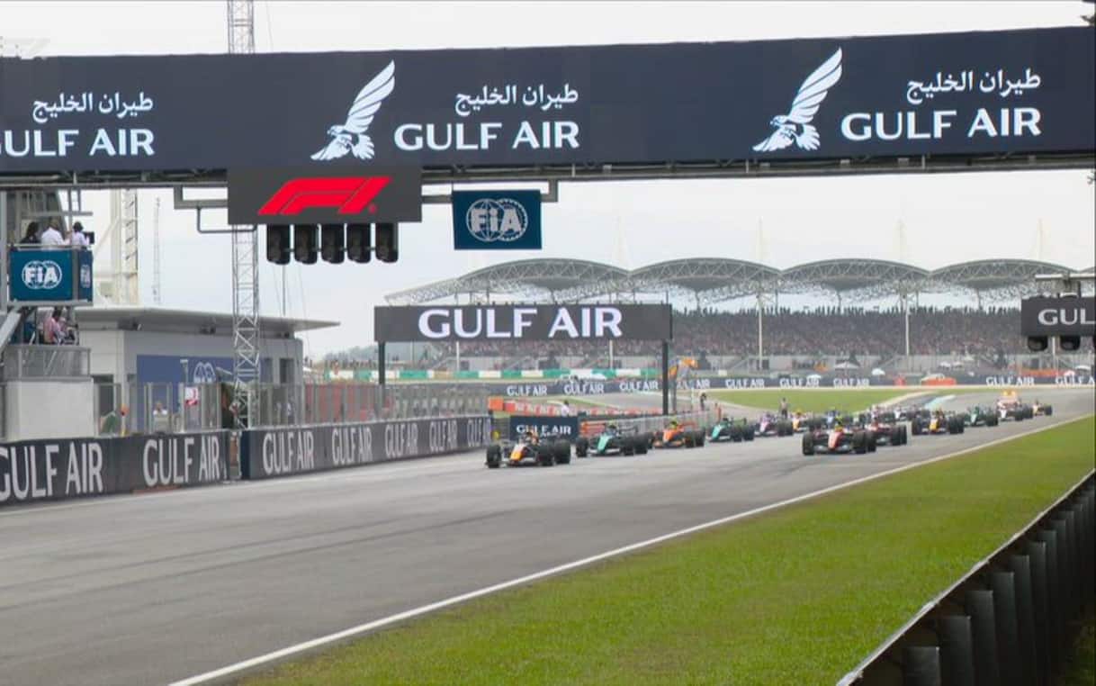 https://sport.sky.it/assets/images/814dfc4587649154b03d8e9affeb4f21da8667cc/skysport/it/motori/formula-1/video/2026/10/04/f1-gp-bahrain-malesia-partenza-primo-giro-video-1129056/partenza_bahrain.jpg?im=Resize,width=1218