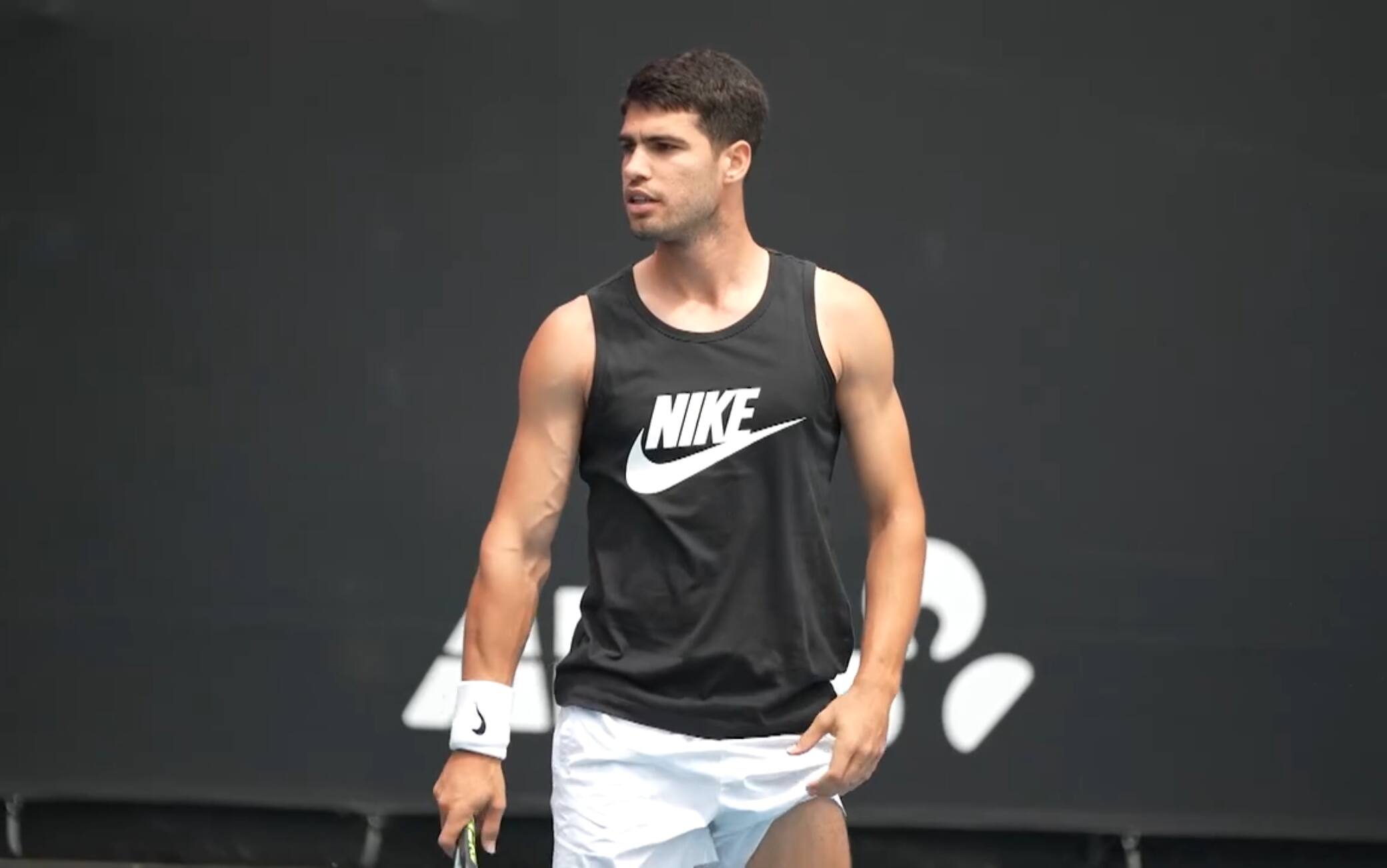 Australian Open, l'allenamento di Alcaraz alla vigilia del secondo turno. VIDEO