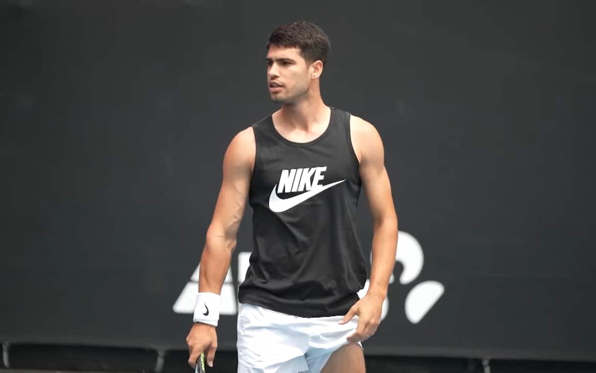 https://sport.sky.it/assets/images/81649b545cc3cde6ffb549f3d8512e2f05303395/skysport/it/tennis/video/2026/01/20/alcaraz-australian-open-allenamento-news-oggi-1067576/alcaraz_screen.jpg?im=Resize,width=1218