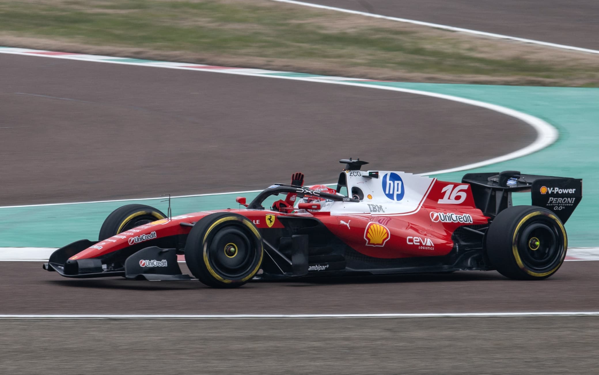 Ferrari, la SF-26 è già rifinita e pronta per fare km a Barcellona