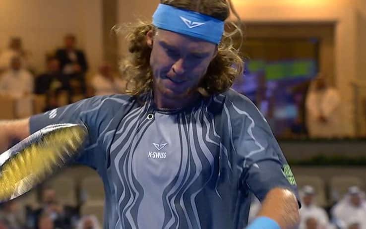 Follia Rublev: rompe le corde della racchetta a ginocchiate! VIDEO