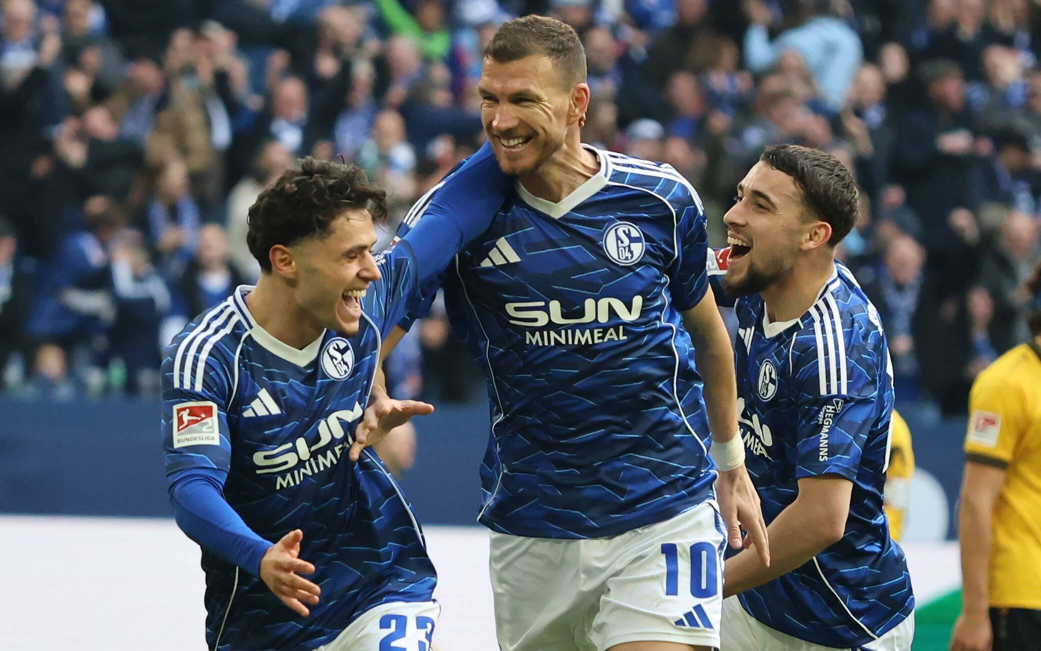 Dzeko, il secondo gol in Schalke-Dinamo Dresda è bellissimo. VIDEO