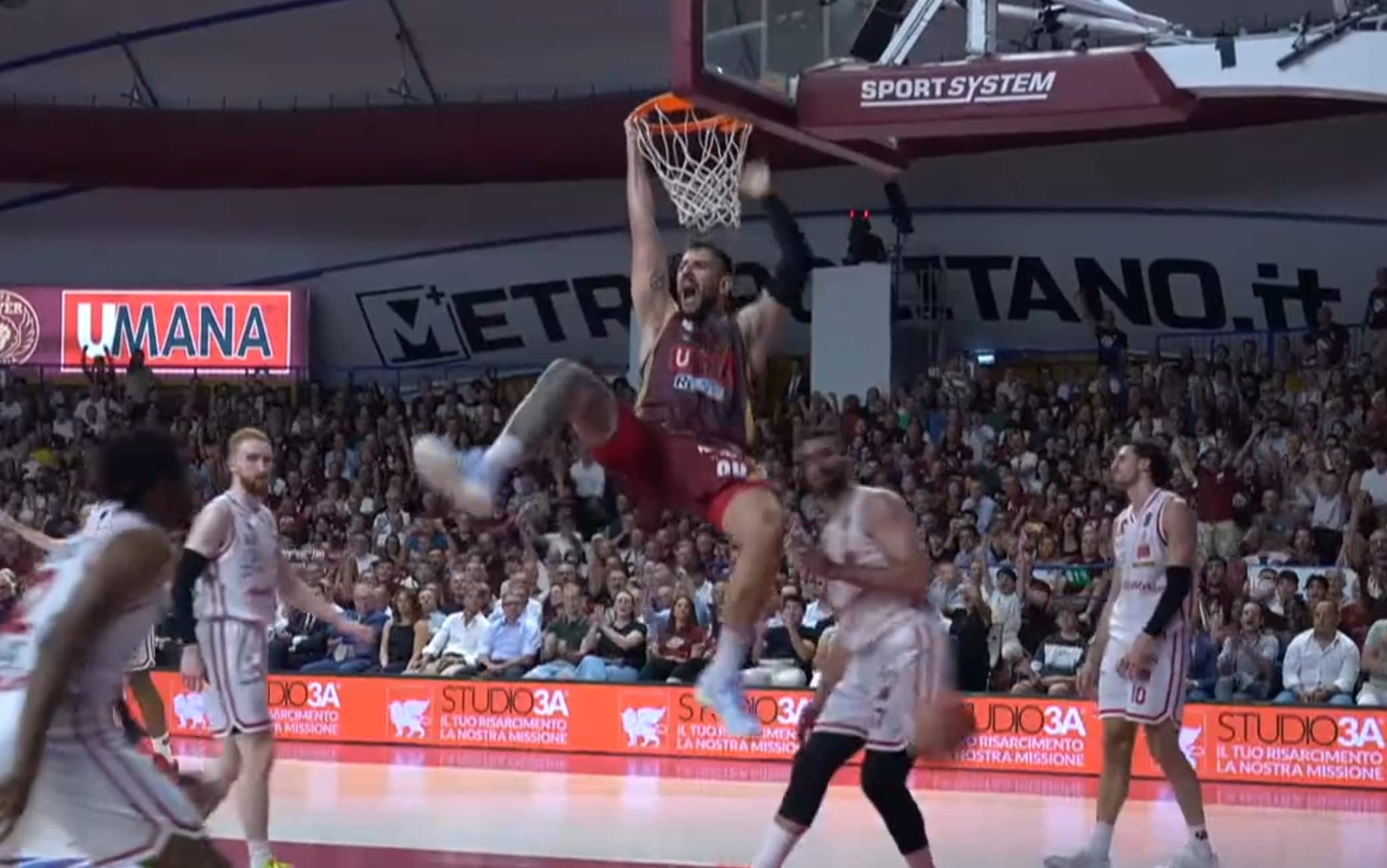 Finale Scudetto, schiacciata di Tessitori e occhiataccia a Ricci. VIDEO