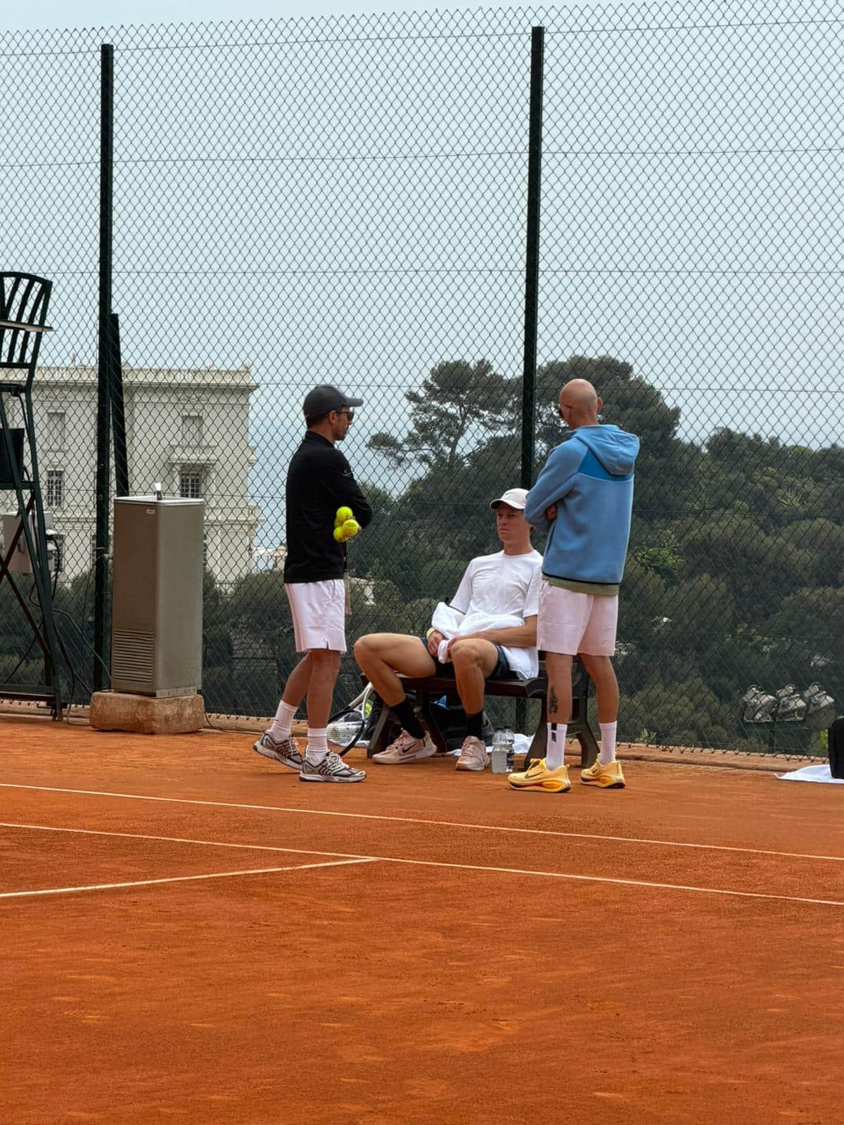 Jannik Sinner a colloquio col coach Simone Vagnozzi e il preparatore Umberto Ferrara