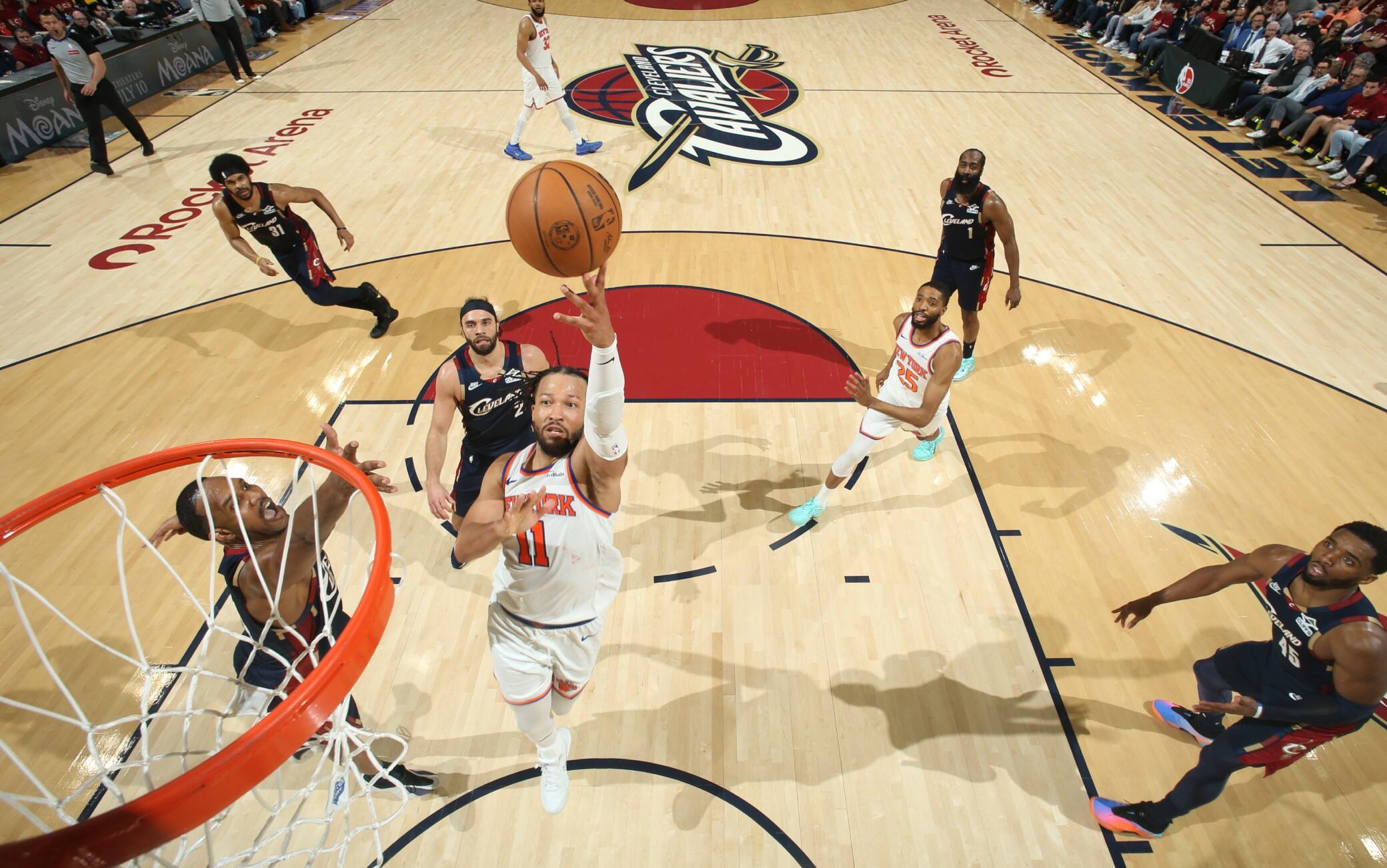 Playoff NBA, risultati della notte: i Knicks dominano a Cleveland e vedono le Finals