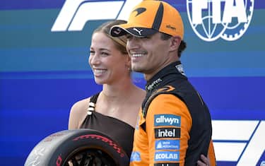 epa13132435 Winner McLaren driver Lando Norris of Britain (R) poses with Olympic champion modern pentathlete Michelle Gulyas of Hungary after winning the qualifying session of the Formula One Hungarian Grand Prix at the Hungaroring circuit in Mogyorod, Hungary, 25 July 2026. The Formula One Hungarian Grand Prix race takes place on 26 July.  EPA/Tamas Vasvari HUNGARY OUT