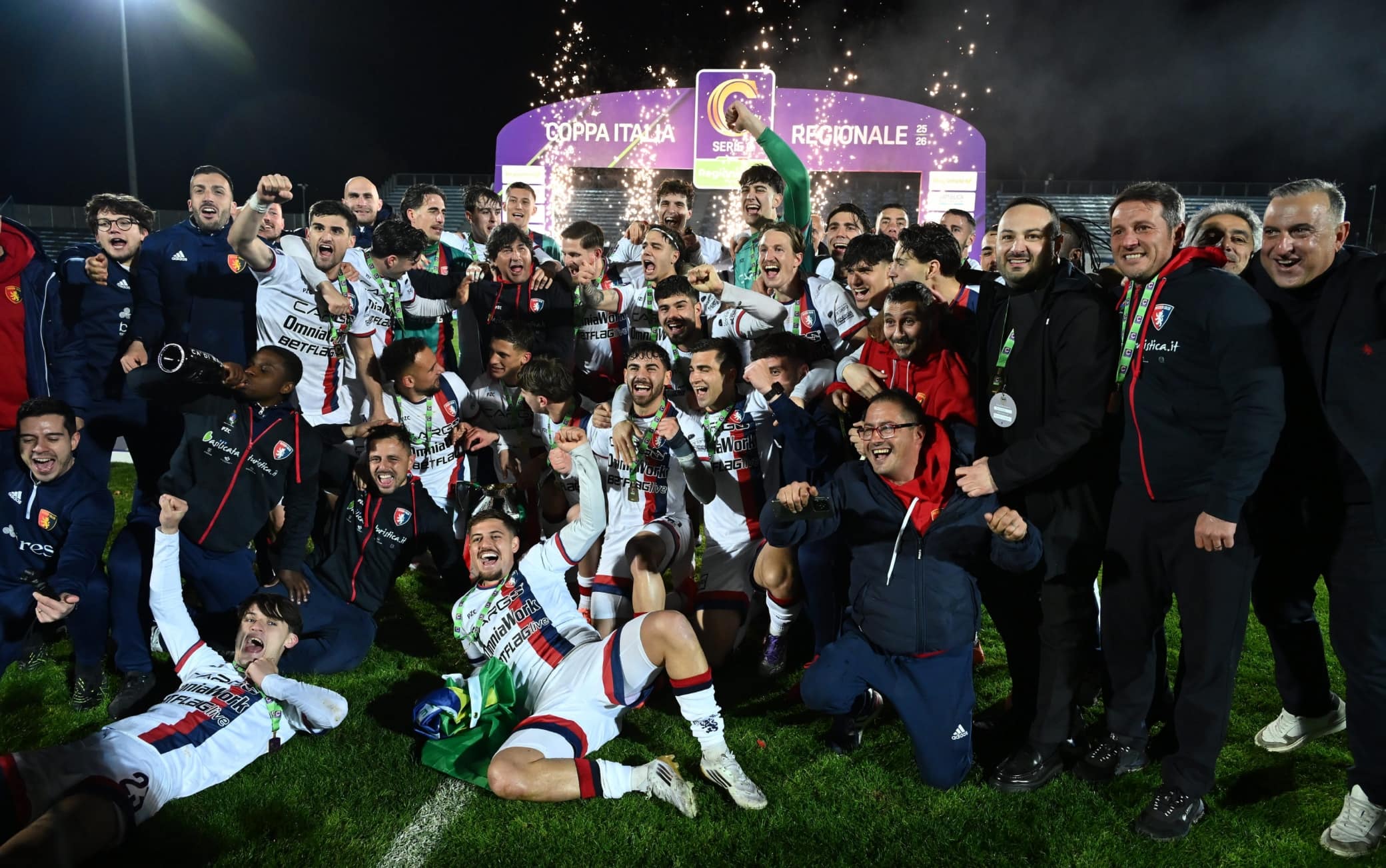 I giocatori del Potenza posano con la coppa