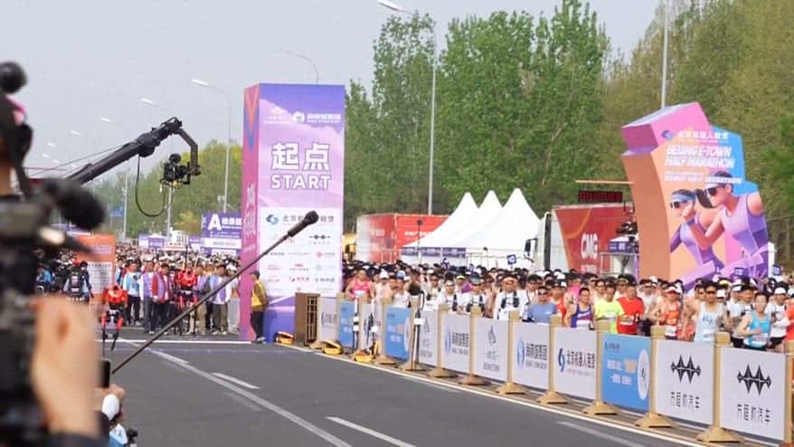 Cina, robot cade e viene soccorso durante la maratona