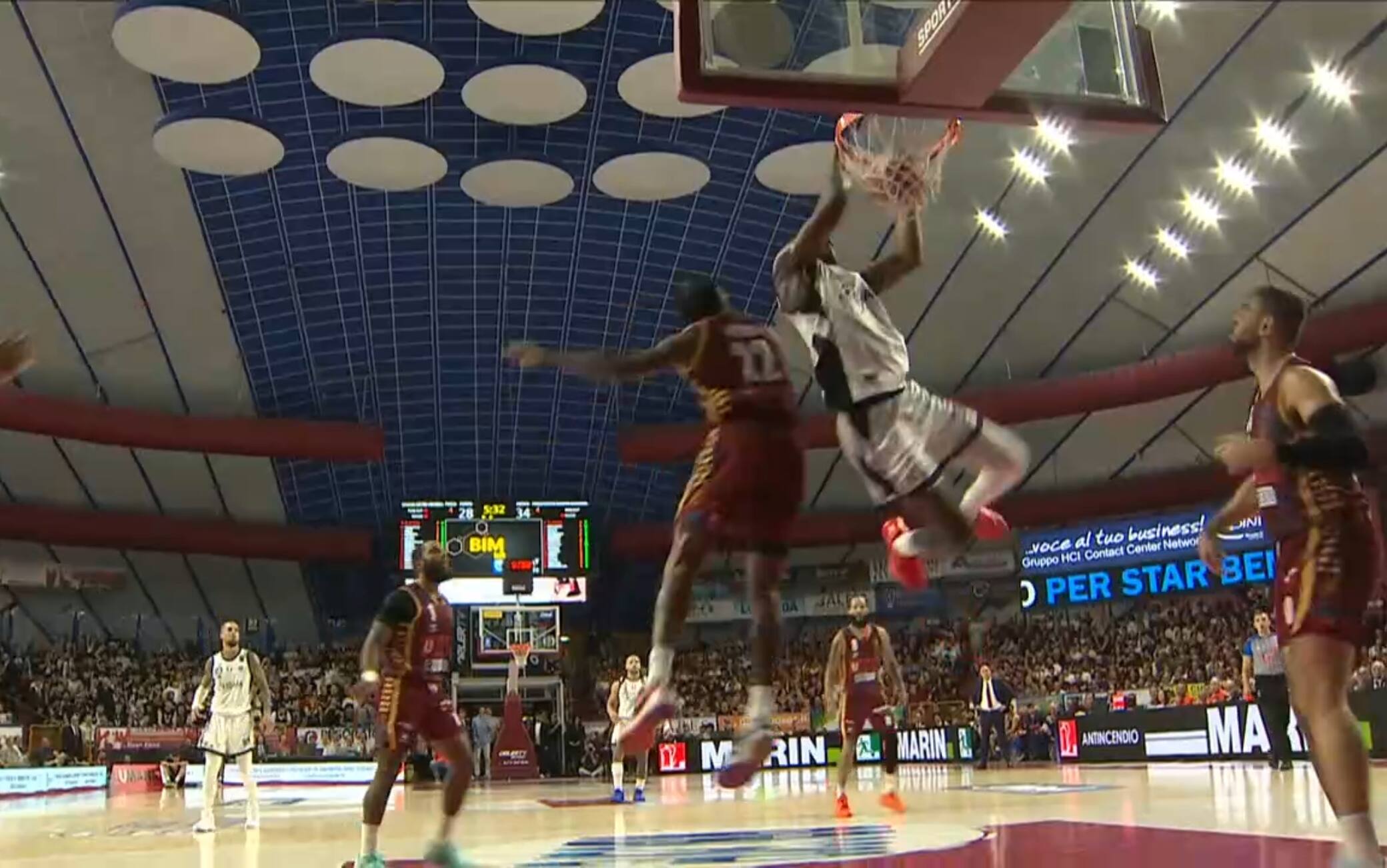 Niang ci prova, Diarra corregge l’errore del compagno con la schiacciata. VIDEO