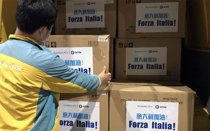 Inter dona mascherine