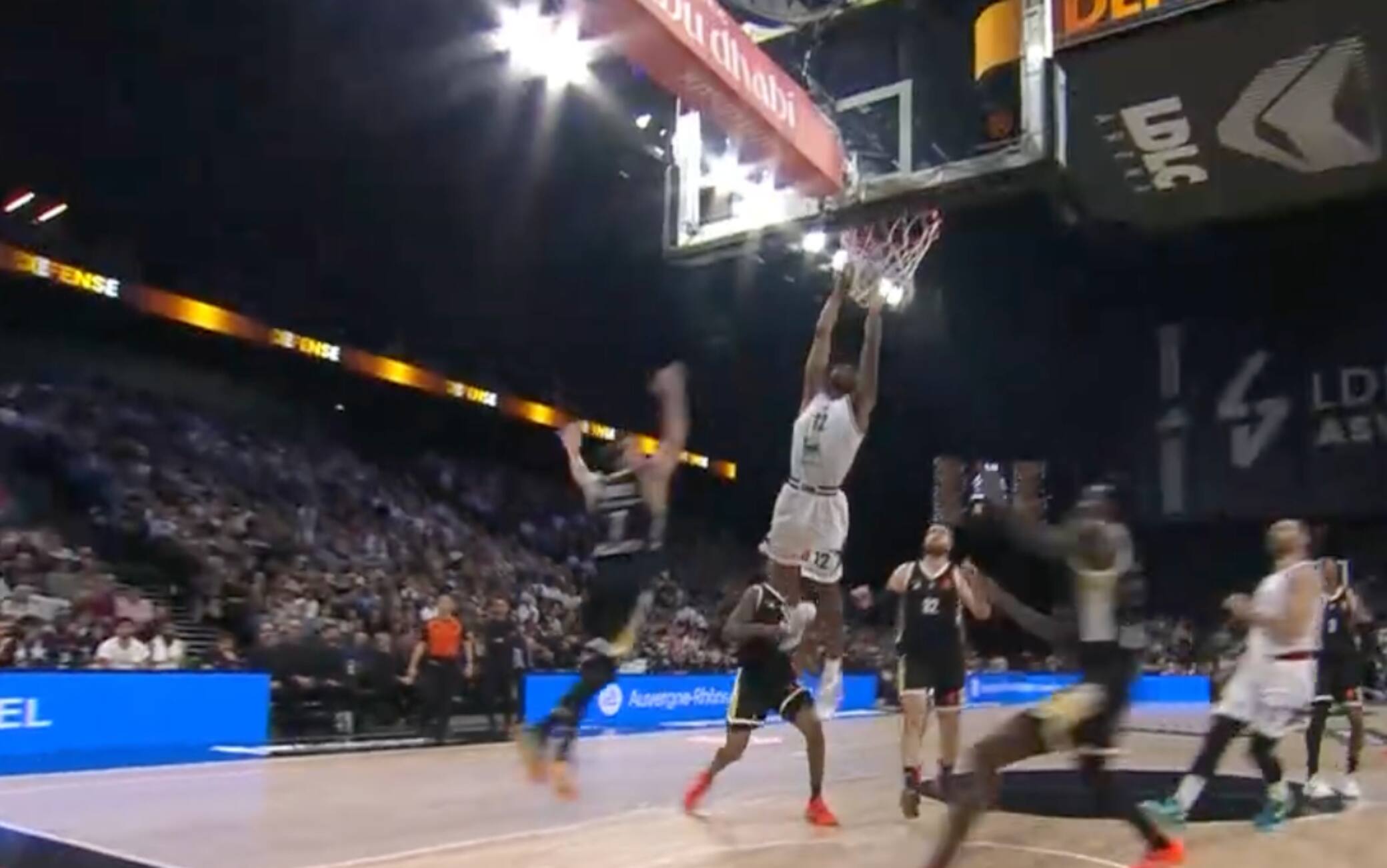L'Asvel si distrae e Armoni Brooks non perdona: la schiacciata è da urlo. VIDEO