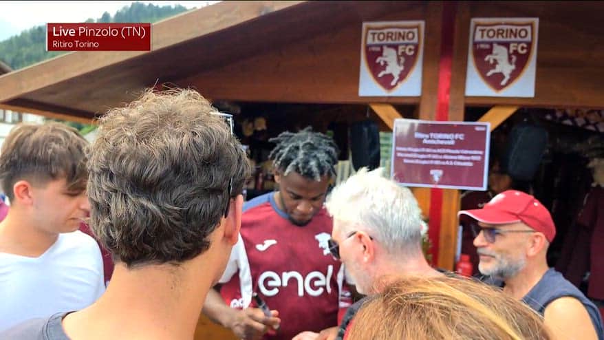 Torino, Zapata firma autografi nel ritiro di Pinzolo