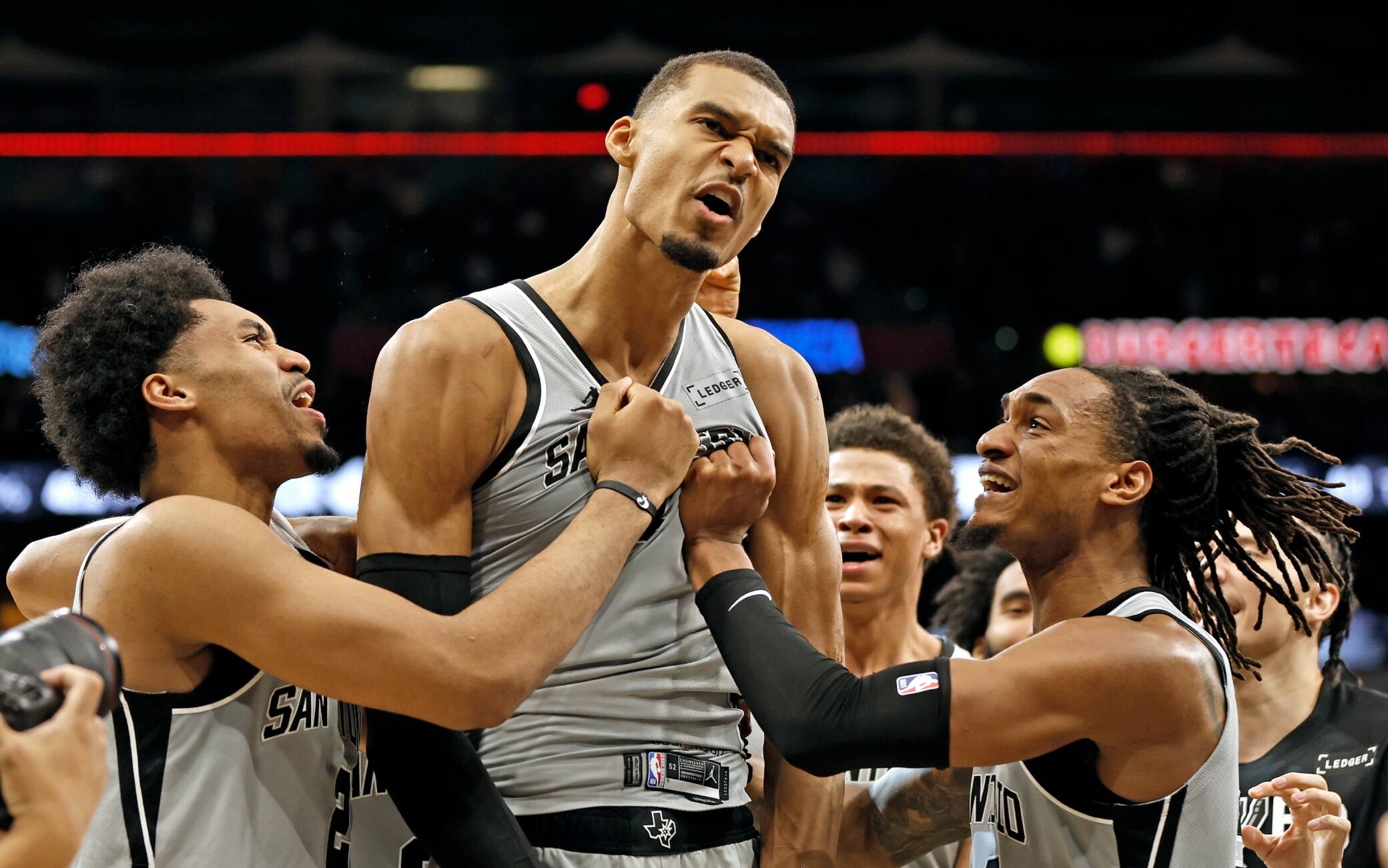 NBA, Wembanyama segna il canestro della vittoria e manda gli Spurs ai playoff. VIDEO