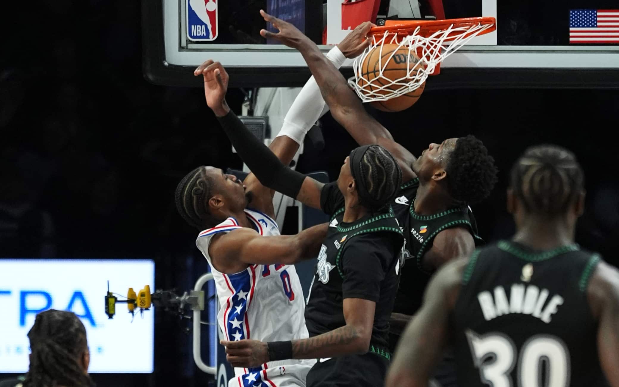 NBA, Tyrese Maxey show: 39 punti e super schiacciata sopra Edwards e McDaniels. VIDEO