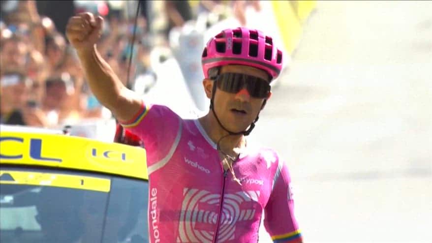 Tour de France, Carapaz vince la 18^ tappa. Pogi in giallo