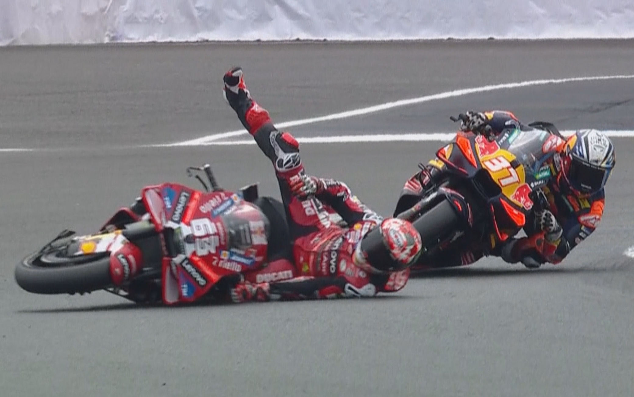 Bagnaia, oggi caduta e ritiro nel GP Francia (Le Mans). VIDEO | Sky Sport