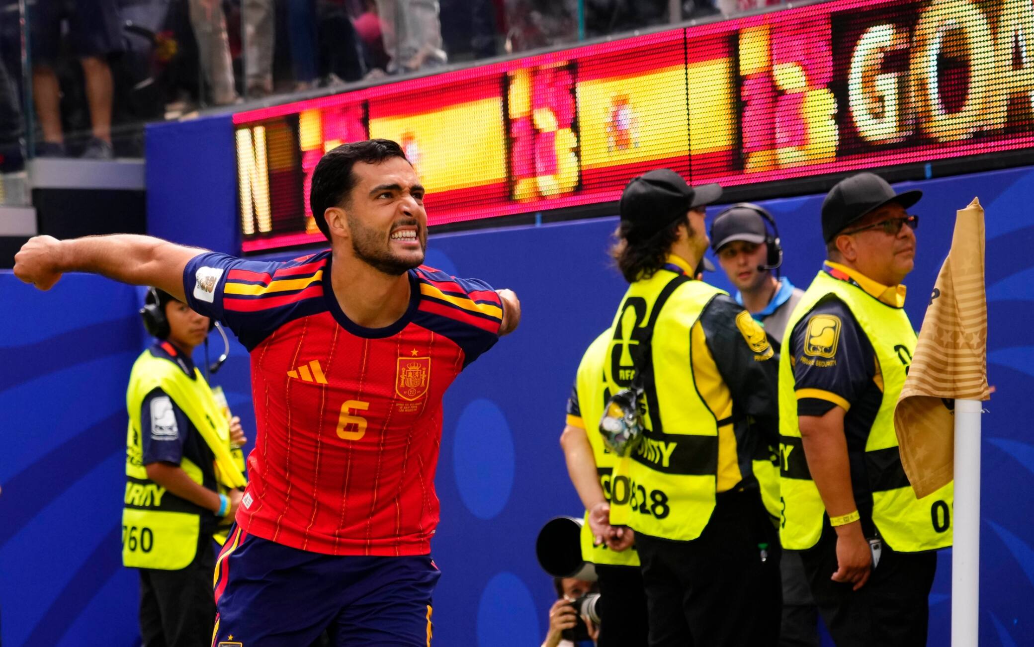 Spagna, Merino ancora in gol: la speciale esultanza sulla bandierina in onore del padre