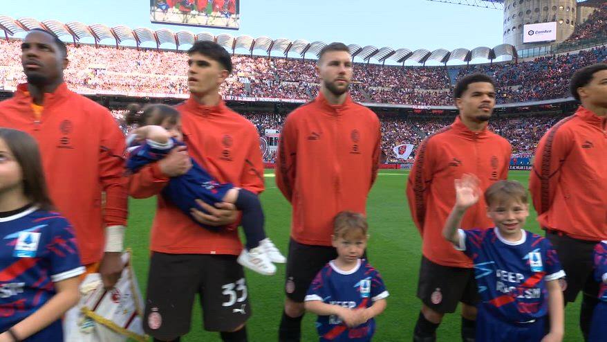 Milan Udinese, Bartesaghi porta in braccio la bambina intimorita da San Siro. Video