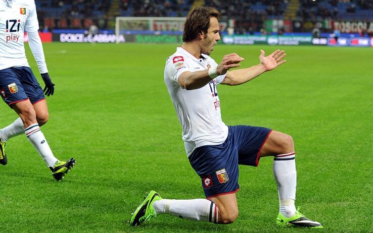Gilardino suona il violino con il Genoa