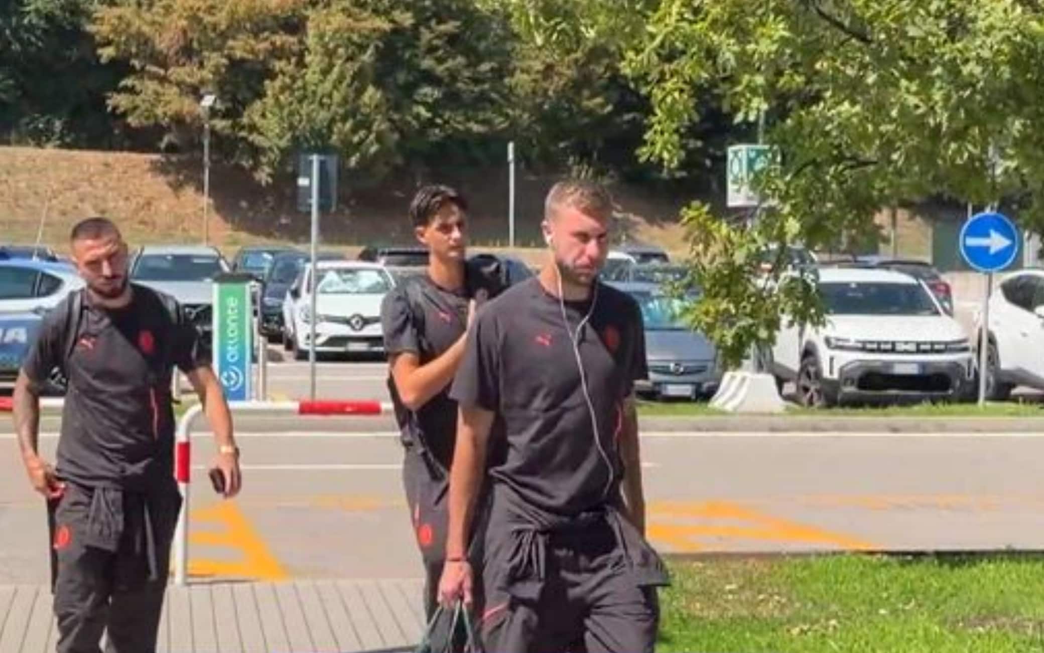 Milan, la squadra in partenza per Glasgow per l'amichevole con il Celtic. VIDEO