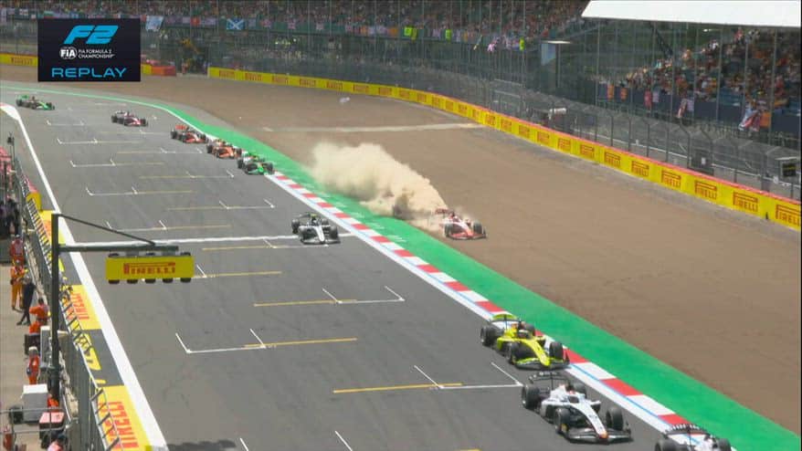F2, incidente tra Montoya e Bennett in una nuvola di sabbia