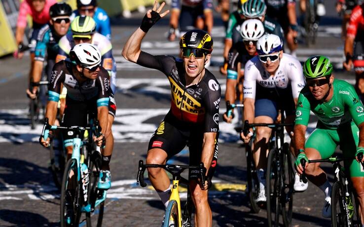 Wout Van Aert all'arrivo di Parigi, nell'ultima tappa del Tour