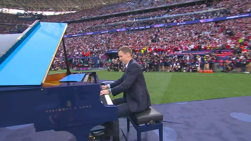 Lo spettacolo dell'inno della Champions al pianoforte