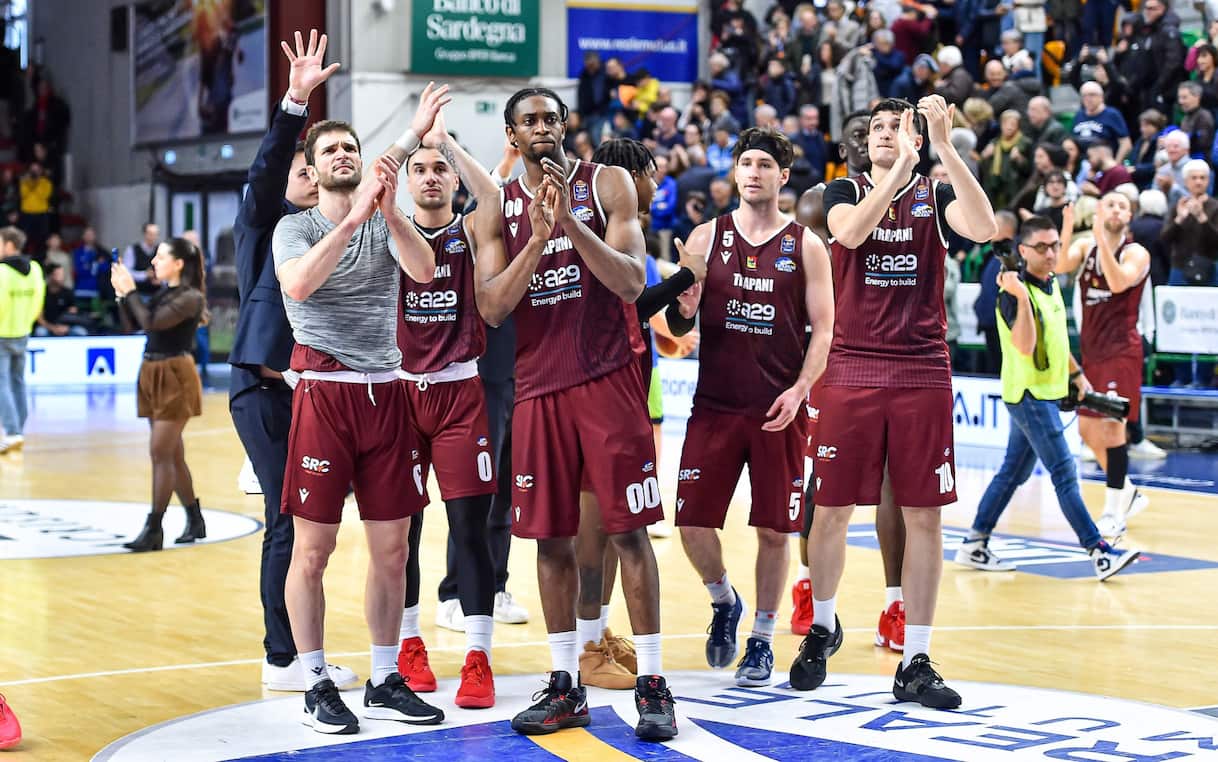 https://sport.sky.it/assets/images/8718d455bd6561123197c28a39cee7e1947af13e/skysport/it/basket/serie-a/video/2025/12/21/sassari-trapani-highlights-serie-a-basket-1061248/trapani.jpg?im=Resize,width=1218