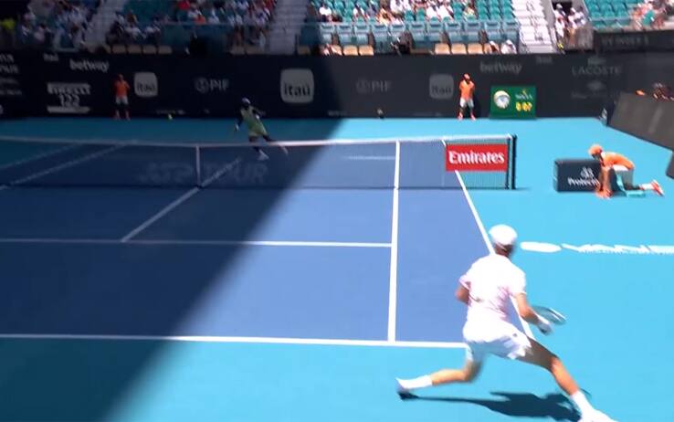 Sinner-show: recupero e passante pazzesco con Tiafoe all'Atp Miami! VIDEO