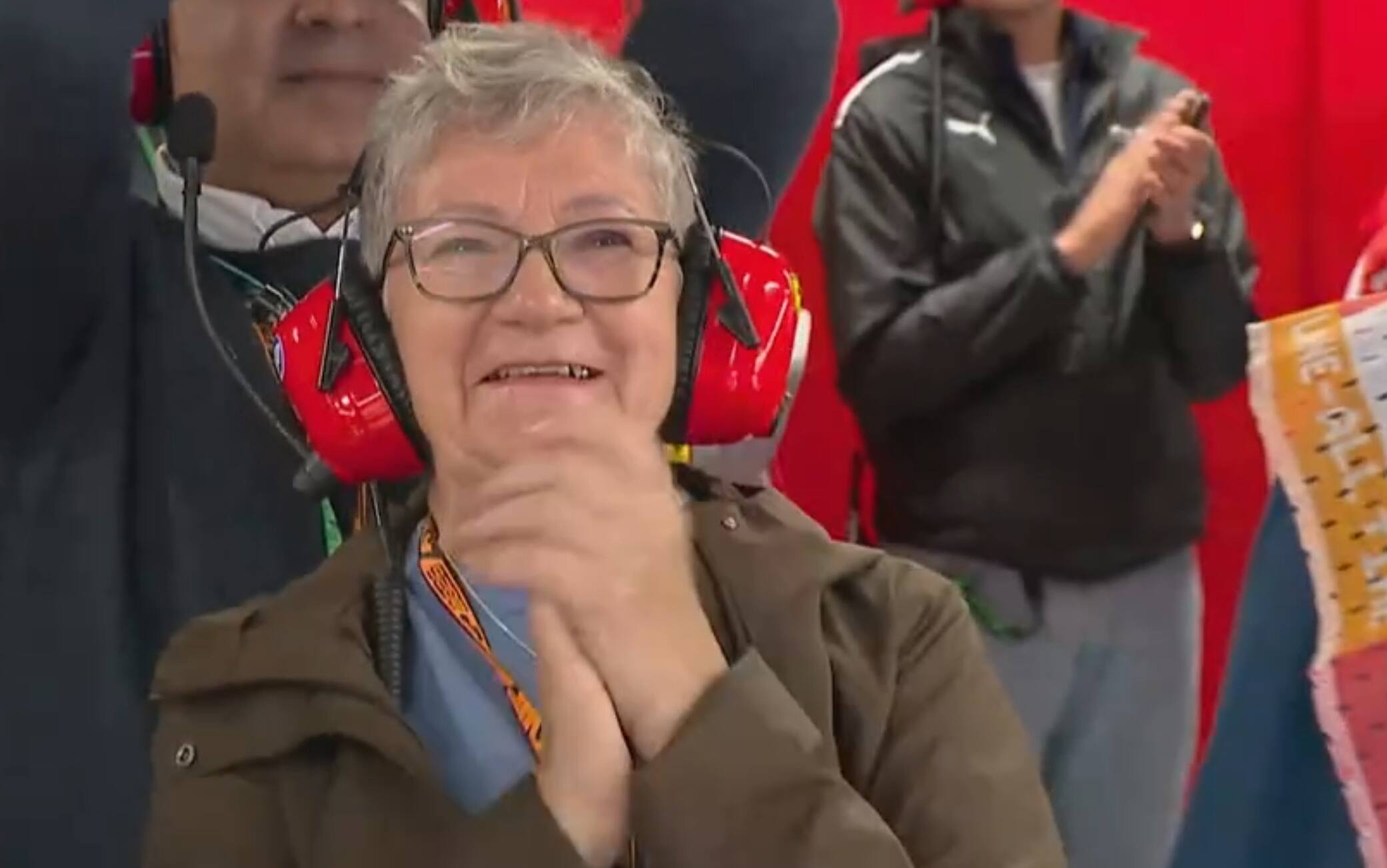 F1, emozione di mamma Hamilton: applausi a Lewis per il sorpasso su Verstappen