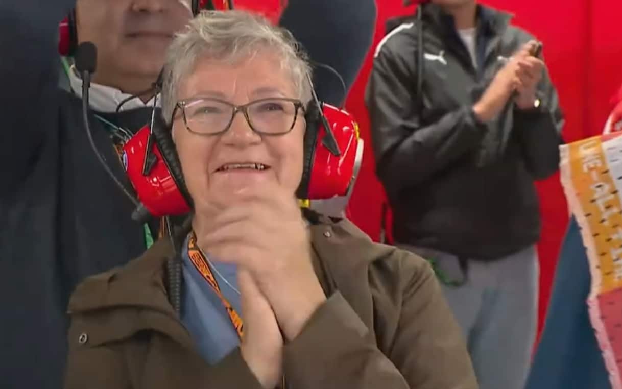 https://sport.sky.it/assets/images/87b6a490ebe3d52042f90f8811d5da14dcf73300/skysport/it/motori/formula-1/video/2026/05/25/sorpasso-hamilton-con-applausi-mamma-1100535/f1_mamma_hamilton.jpg?im=Resize,width=1218